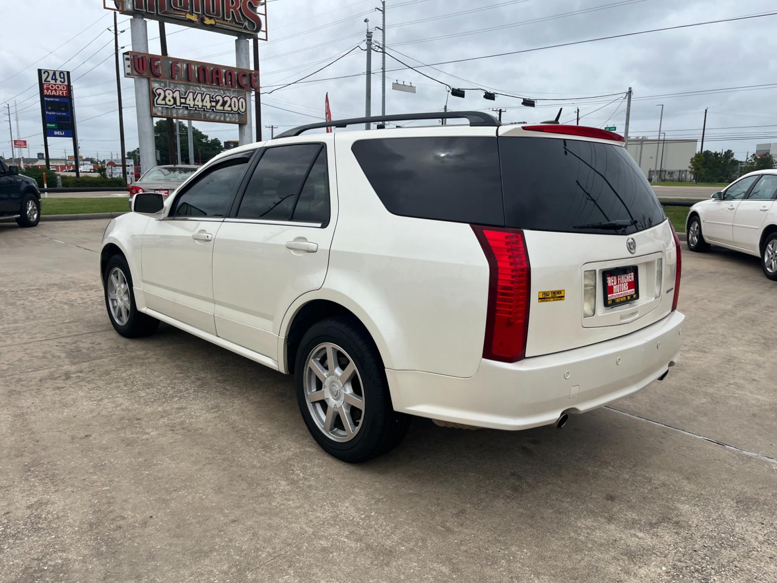 2005 white /TAN Cadillac SRX V6 (1GYEE637250) with an 3.6L V6 DOHC 24V engine, 5-Speed Automatic Overdrive transmission, located at 14700 Tomball Parkway 249, Houston, TX, 77086, (281) 444-2200, 29.928619, -95.504074 - Photo #4